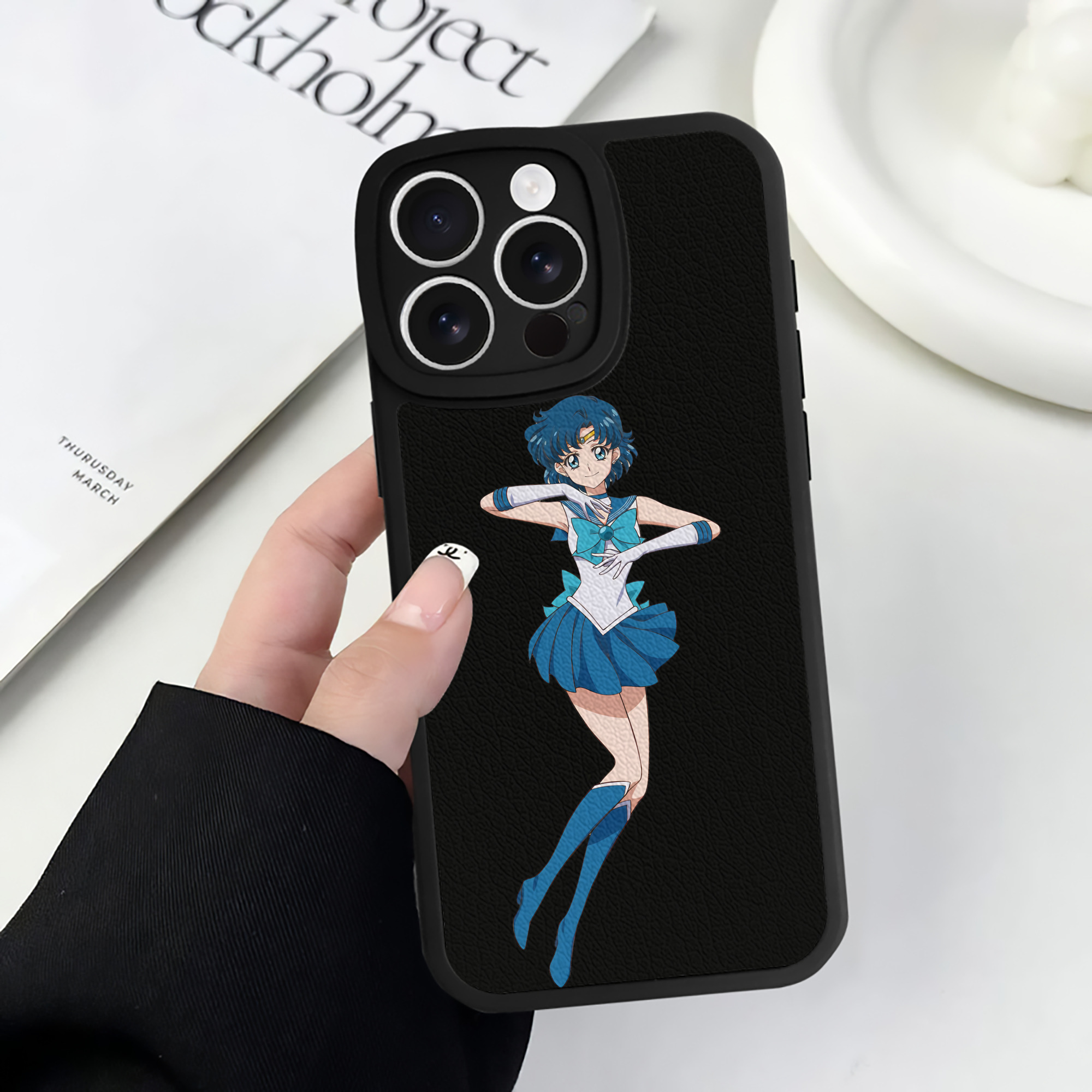 （画像用） 美少女戦士セーラームーン 水野 亜美 みずの あみ Sailor Moon Mizuno Ami 【iPhone 16シリーズ対応】シリコンスマホケース（レザー調） 材質：シリコン